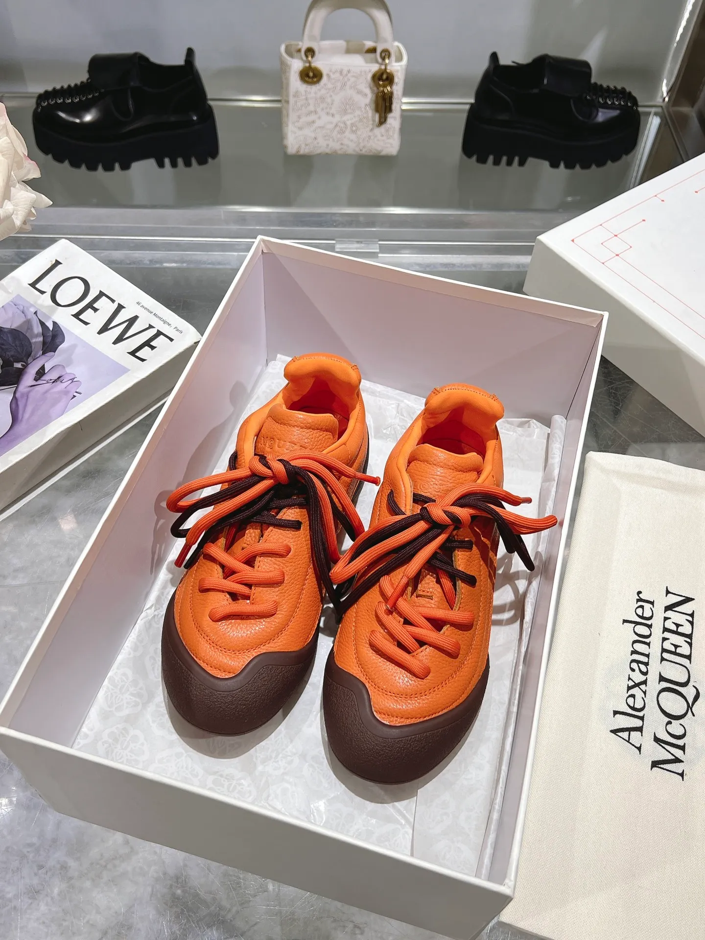 p580💰Couple model 𝐀𝐥𝐞𝐱𝐚𝐧𝐝𝐞𝐫 𝐌𝐜𝐐𝐮𝐞𝐞𝐧#/Alexander McQueen’s latest Flexion series, retro, casual, sneakers, original purchase, development, production, this Flexion Off Low-top sneakers in white grained leather with varying sized laces and an anatomically inspired lightweight segmented sole. The reverse skull pattern is embossed on the heel. Fabric: Original customized imported first-layer cowhide. Lining: Customized imported breathable mesh lining. Sole: Original open-molded non-slip TPU material. Bottom thickness: 2CM. Size: #Female size 35-40 (40 customized, non-refundable) #Men’s code 39-45 (45 customized, non-refundable)